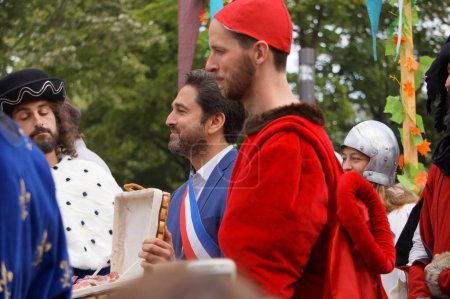 Foto de Reims, Francia - 28 de mayo de 2022 - El Rey Carlos VII y Juana de Arco, rodeados de sirvientes reales, reciben un regalo del Alcalde de Reims Arnaud Robinet, en la reconstitución de las "Joanniques Fetes"" - Imagen libre de derechos