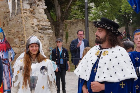 Téléchargez les photos : Reims, France - 28 mai 2022 - Procession aux "Fetes Johanniques" de 2022, qui célèbrent l'histoire de Jeanne d'Arc, avec le maire Arnaud Robinet, et des comédiens jouant un héraut royal et le roi Charles VII - en image libre de droit