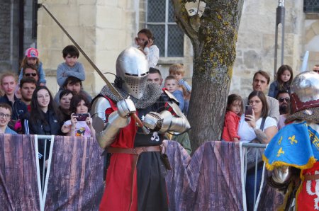 Téléchargez les photos : Reims, France - 29 mai 2022 - Chevalier de garde avec son épée, lors d'un duel en armure exécuté aux "Fetes johanniques" de 2022, une fête médiévale qui célèbre le conte de Jeanne d'Arc et Charles VII - en image libre de droit