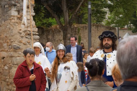 Téléchargez les photos : Reims, France - 28 mai 2022 - Comédiens en costumes jouant Jeanne d'Arc et le roi Charles VII, aux Fêtes johanniques de 2022, un festival avec célébrer ces deux personnages médiévaux et historiques - en image libre de droit