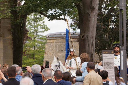 Téléchargez les photos : Reims, France - 28 mai 2022 - Arrivée à cheval blanc dans le parc Saint-Rémi de Jeanne d'Arc et du roi Charles VII, aux "Fetes johanniques" de 2022, un festival traditionnel autour du conte de Jeanne d'Arc - en image libre de droit