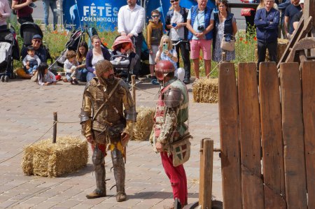 Foto de Reims, Francia - 28 de mayo de 2022 - Artistas interpretando a soldados medievales, con armaduras de cuero y cadenas de correos, durante un espectáculo en vivo en el 2022 "Fetes Johanniques", que celebran el cuento de Juana de Arco - Imagen libre de derechos