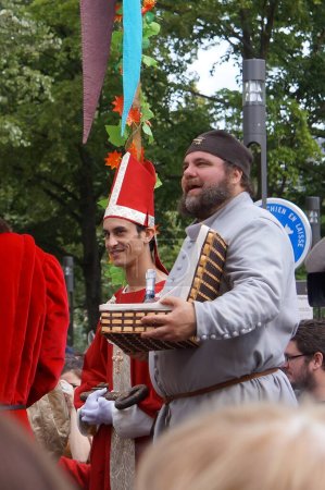 Foto de Reims, Francia - 28 de mayo de 2022 - Artistas vestidos como un personaje medieval y como un miembro del alto clero, durante una reconstitución histórica en las "Fiestas johanniques", que celebran Juana de Arco - Imagen libre de derechos