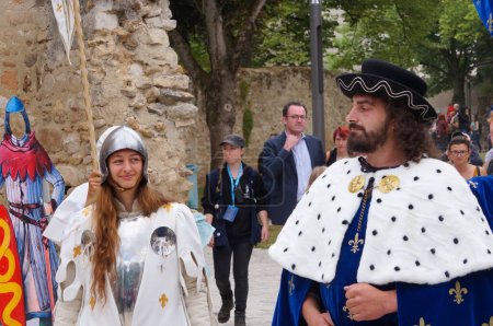 Téléchargez les photos : Reims, France - 28 mai 2022 - Jeanne d'Arc, portant un casque et une armure, et le roi Charles VII, portant son manteau d'hermine du couronnement, avec la "fleur de lys" royale, au 2022 "Fetes Johanniques" - en image libre de droit