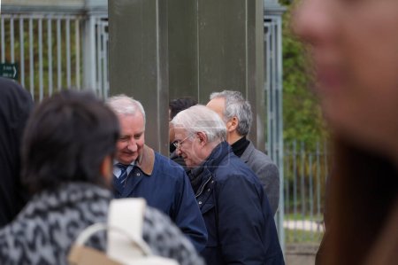 Foto de Toulouse, Francia - Abril 2023 - El alcalde Jean-Luc Moudenc conversa con Roger Attali, vicepresidente del CRIF local (Consejo Judío Francés), durante una conmemoración por Yom Hashoah, en el Memorial del Holocausto - Imagen libre de derechos