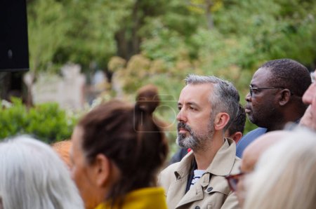 Foto de Toulouse, Francia - Abril 2023 - El líder de la oposición, el concejal de extrema izquierda Antoine Maurice, asiste a una conmemoración el Día de Yom Hashoah, en el Memorial del Holocausto, con la comunidad judía francesa local - Imagen libre de derechos