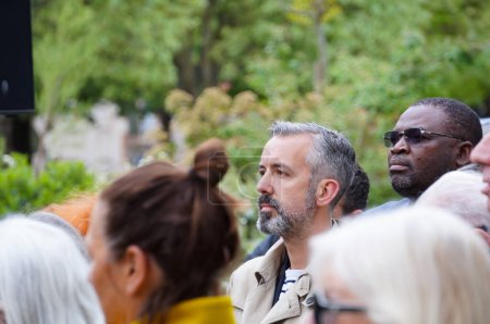 Foto de Toulouse, Francia - Abril 2023 - El líder de la oposición, el concejal de extrema izquierda Antoine Maurice, asiste a una conmemoración el Día de Yom Hashoah, en el Memorial del Holocausto, con la comunidad judía francesa local - Imagen libre de derechos