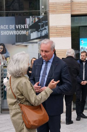Foto de Toulouse, Francia - Abril 2023 - El alcalde-presidente de Toulouse y Toulouse Metropole Jean-Luc Moudenc tiene una charla en la calle con una anciana, después de la conmemoración del genocidio armenio - Imagen libre de derechos