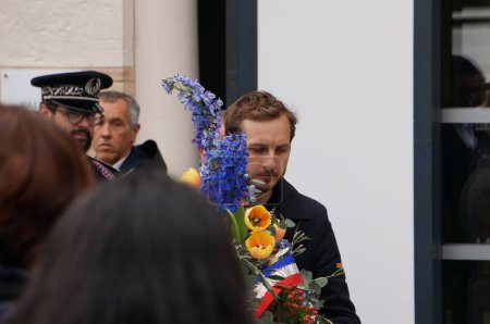 Foto de Toulouse, Francia - Abril 2023 - Con otros funcionarios, el miembro de extrema izquierda de la Asamblea Nacional Francois Piquemal observa un momento de silencio durante la conmemoración del genocidio armenio de 1915 - Imagen libre de derechos