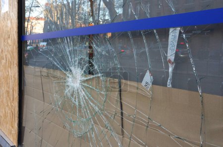 Foto de Toulouse, Francia - Abril 2023 - Escena de violencia política: vidrios rotos en un escaparate en el centro de la ciudad, destrozado por franjas de extrema izquierda en medio de disturbios sociales por la reforma de las pensiones del gobierno - Imagen libre de derechos