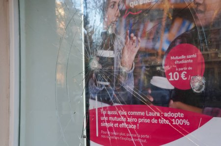 Foto de Toulouse, Francia - Abril 2023 - Escena de violencia política: impacto en una ventana en el centro de la ciudad, destrozada por franjas de extrema izquierda en medio de disturbios sociales por la reforma de las pensiones del gobierno - Imagen libre de derechos