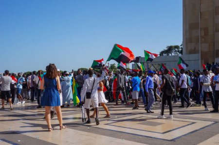Foto de París, Francia - 29 de junio de 2019 - Banderas de Sudán ondearon en una manifestación en Trocadro Esplanade por la diáspora sudanesa en Europa para denunciar la represión violenta del régimen militar de Karthoum - Imagen libre de derechos
