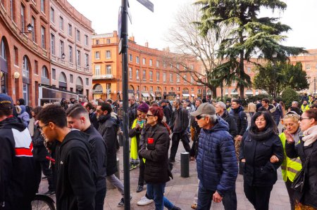 Téléchargez les photos : Toulouse, France - Fév. 2020- Procession des Gilets jaunes (Gilets jaunes) manifestants, marchant contre la réforme des retraites et la politique sociale d'Emmanuel Macron à Wilson Square, avec des gens de tous âges - en image libre de droit