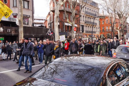 Téléchargez les photos : Toulouse, France - Février 2020 - Longue procession de manifestants du Gilet Jaune (Gilets jaunes), marchant contre la réforme des retraites et la politique sociale d'Emmanuel Macron dans la rue Boulevard de Strasbourg - en image libre de droit