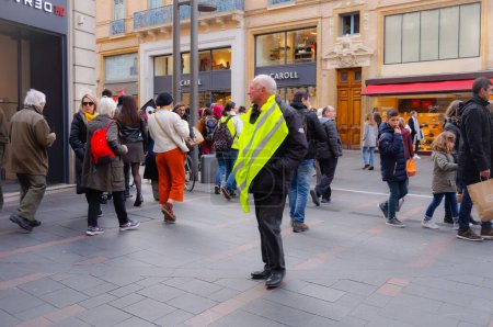 Téléchargez les photos : Toulouse, France - Fév. 2020- Un vieil homme à la retraite français enveloppé dans un gilet jaune, symbole du mécontentement social, au milieu de la rue lors d'une manifestation contre la réforme des retraites d'Emmanuel Macron - en image libre de droit