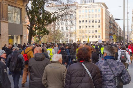 Foto de Toulouse, Francia - Feb. 2020 - Demostración de chalecos amarillos (Gilets jaunes) y sindicatos contra la reforma de pensiones y la política social de Emmanuel Macron en la Plaza Charles de Gaulle, detrás del Capitolio - Imagen libre de derechos