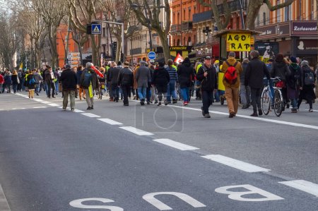 Foto de Toulouse, Francia - Feb. 2020- Larga procesión de manifestantes del chaleco amarillo manifestándose contra la reforma de pensiones y la política social de Emmanuel Macron, tomando las calles en Strasbourg Boulevard - Imagen libre de derechos