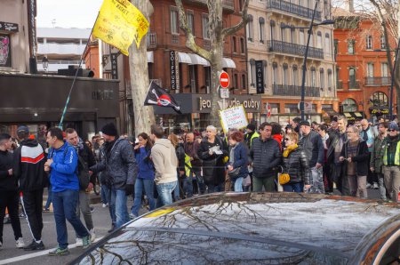 Téléchargez les photos : Toulouse, France - Février 2020 - Manifestation des syndicalistes d'extrême gauche brandissant des banderoles et des Gilets jaunes (Gilets jaunes) manifestant contre la politique sociale d'Emmanuel Macron sur le boulevard Strasbourg - en image libre de droit