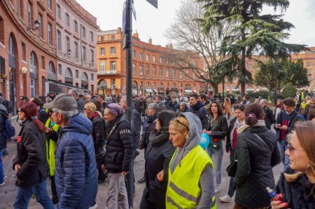 Téléchargez les photos : Toulouse, France - Fév. 2020- Procession de manifestants, principalement des personnes âgées ou retraitées, marchant contre la réforme des retraites et la politique sociale d'Emmanuel Macron, descendant dans les rues de Wilson Square - en image libre de droit