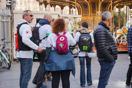 Téléchargez les photos : Toulouse, France - Février 2020 - Médecins de rue et secouristes équipés de trousses de premiers soins, de couvertures coupe-feu, de gilets tactiques et de casques en marge d'une manifestation de Gilets jaunes - en image libre de droit