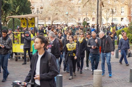Foto de Place Wilson, Toulouse, Francia - Feb. 2020 - Procesión multigeneracional de sindicalistas y manifestantes del chaleco amarillo (Gilets jaunes) protestando contra las reformas sociales y de pensiones de Emmanuel Macron - Imagen libre de derechos