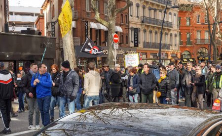Téléchargez les photos : Toulouse, France - Février 2020 - Procession d'anarchistes d'extrême gauche agitant un drapeau crâne et Gilets jaunes (Gilets jaunes) manifestant contre la réforme des retraites d'Emmanuel Macron sur le boulevard Strasbourg - en image libre de droit