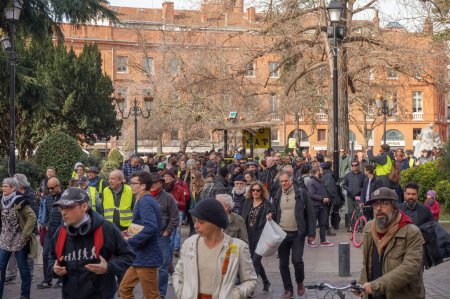 Foto de Toulouse, Francia - Feb. 2020 - Procesión de sindicalistas de extrema izquierda, manifestantes del chaleco amarillo y jubilados protestando contra la reforma de pensiones de Emmanuel Macron en Wilson Square - Imagen libre de derechos