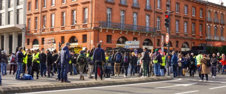 Foto de Jean-Jaures, Toulouse, Francia - Feb. 2020 - Procesión de sindicalistas de extrema izquierda y manifestantes del chaleco amarillo (Gilets jaunes) protestando contra la reforma de pensiones de Emmanuel Macron en Carnot Boulevard - Imagen libre de derechos