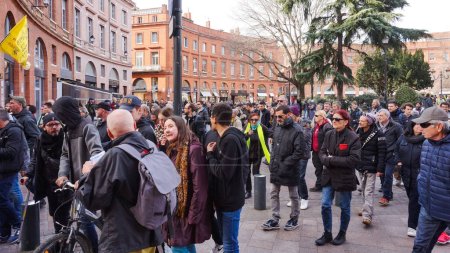 Téléchargez les photos : Place Wilson, Toulouse, France - Février 2020 - Une foule d'anarchistes d'extrême gauche et de manifestants du Gilet jaune (Gilets jaunes) manifestent contre la politique sociale d'Emmanuel Macron près de la gare Jean Jaurs - en image libre de droit