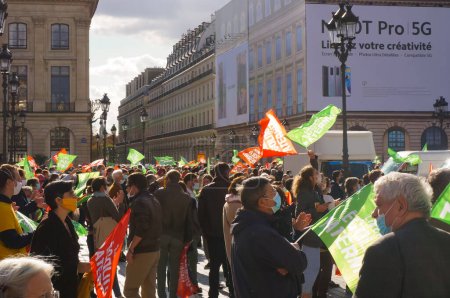 Foto de París, Francia - 10 de octubre de 2020 - Animando a multitud de manifestantes en la manifestación de Marchons Enfants contra el proyecto de ley de bioética, ondeando banderas de colores en Place Vendme, frente al Ministerio de Justicia - Imagen libre de derechos