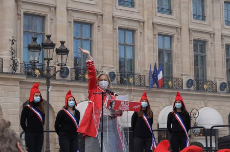 Foto de París, Francia - 10 de octubre de 2020 - El presidente de La Manif pour Tous (LMPT), Ludovine de la Rochre, en la manifestación de Marchons Enfants contra el eugenismo - Imagen libre de derechos