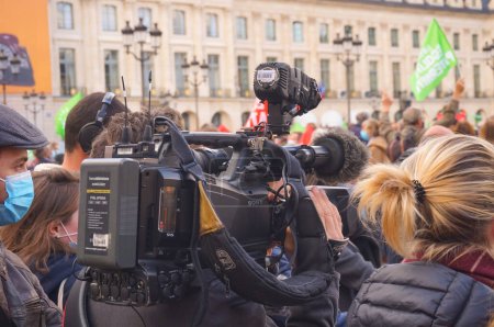 Foto de París, Francia - 10 de octubre de 2020 - Un reportero de los medios públicos France Televisions, entre otros periodistas, grabando para su canal con una gran cámara de televisión Sony, en la manifestación de Marchons Enfants - Imagen libre de derechos