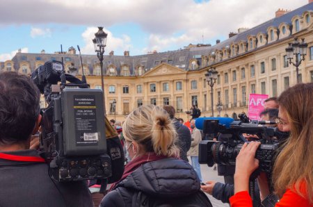 Téléchargez les photos : Paris, France - 10 octobre 2020 - Un groupe de journalistes, dont deux caméramans, couvrant la manifestation de Marchons Enfants contre le projet de loi sur la bioéthique du gouvernement, Place Vendme - en image libre de droit