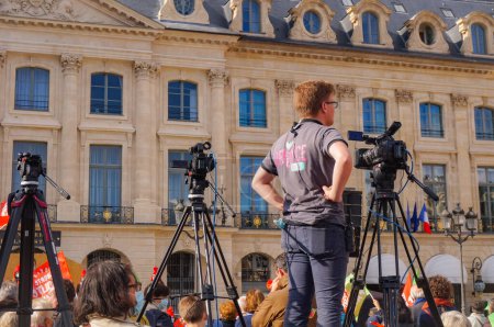 Foto de París, Francia - 10 de octubre de 2020 - Un técnico con tres trípidos y dos cámaras de televisión filma una manifestación dirigida por Marchons Enfants contra el proyecto de ley de gestación y bioética del Gobierno - Imagen libre de derechos