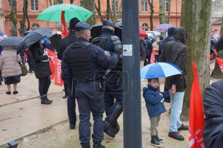 Téléchargez les photos : Toulouse, France - 30 janvier 2021 - Des policiers du CRS (unité de contrôle des foules) sécurisent une manifestation pro-famille Marchons Enfants sur la Place du Salin, en mouvement pour chasser les perturbateurs d'Antifa - en image libre de droit