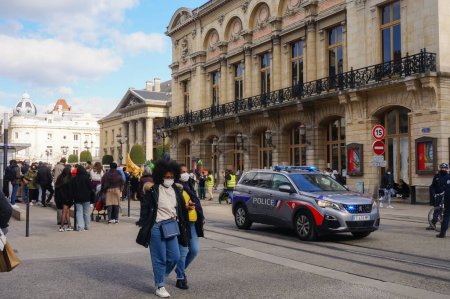 Foto de Reims, Francia - Marzo 2021 - Jóvenes activistas con banderas y letreros bloquean las vías del tranvía en Rue de Vesle, durante una manifestación de estudiantes contra el cambio climático y el calentamiento global - Imagen libre de derechos