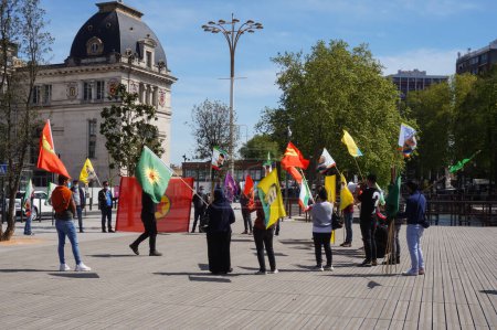 Téléchargez les photos : Toulouse, France - 24 avril 2021 - Manifestation des manifestants kurdes devant la gare de Matabiau en faveur d'Abdullah Ocalan, fondateur du Parti des travailleurs kurdes (PKK), emprisonné en Turquie - en image libre de droit