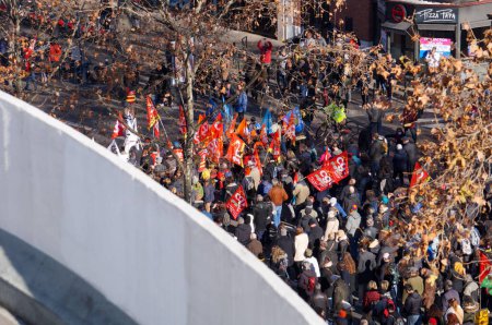 Foto de Toulouse, Francia - Feb. 2023 - Manifestantes de sindicatos o partidos políticos de izquierda que se oponen a la reforma de las pensiones del gobierno (socialistas y comunistas), reunidos en Arnaud-Bernard Square - Imagen libre de derechos