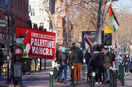 Foto de Toulouse, Francia - Feb. 2023 - Activistas pro-palestinos en el bulevar Estrasburgo, participan en una manifestación dirigida por sindicatos y partidos de izquierda contra la reforma de las pensiones del gobierno - Imagen libre de derechos