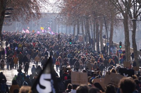Téléchargez les photos : Toulouse, France - Février 2023 - Lascross Boulevard à Compans-Caffarelli, rempli de milliers de personnes qui défilent contre la réforme des retraites du gouvernement, dans une manifestation dirigée par les syndicats, les partis - en image libre de droit