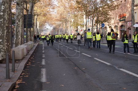 Téléchargez les photos : Albi, France - décembre 2018 - Des foules de Gilets Jaunes (Gilets Jaunes) bloquent la rue principale d'Albi lors de manifestations populaires montrant leur mécontentement face à la politique et au gouvernement d'Emmanuel Macron - en image libre de droit