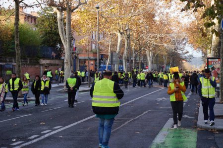 Foto de Albi, Francia - dic. 2018 - Multitud de manifestantes del chaleco amarillo ("Gilets Jaunes"), bloqueando la calle principal de Albi durante protestas populares que muestran descontento por la política y el gobierno de Emmanuel Macron - Imagen libre de derechos