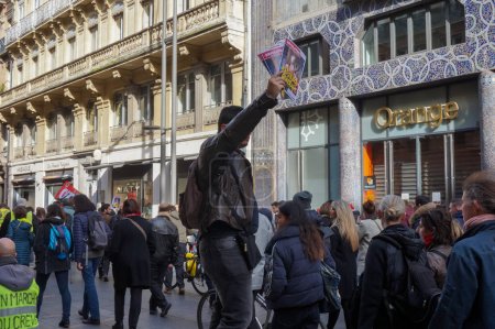 Téléchargez les photos : Toulouse, France - Février 2020 - Un militant d'extrême gauche distribue le journal marxiste Revolution, intitulé "Mécontentement général", lors d'une manifestation de Yellow Vest et de syndicats contre la réforme des retraites - en image libre de droit
