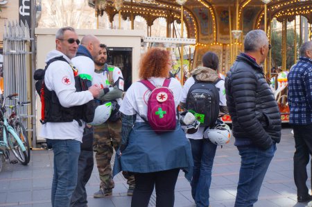 Foto de Toulouse, Francia - Feb. 2020 - Médicos y rescatistas callejeros equipados con botiquines de primeros auxilios, mantas antiincendios y chalecos tácticos en medio de una manifestación del chaleco amarillo contra las políticas sociales de Emmanuel Macron - Imagen libre de derechos