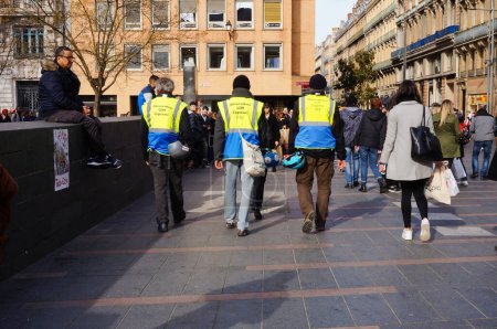 Foto de Toulouse, Francia - Feb. 2020 - Observadores de las prácticas policiales de la Liga de Derechos Humanos, la Fundación Copérnica y el Sindicato de Abogados Franceses (SAF) con chalecos de alta visibilidad, en las protestas del Chaleco Amarillo - Imagen libre de derechos