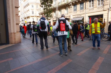 Téléchargez les photos : Toulouse, France - Fév. 2020- Procession de manifestants marchant contre la réforme des retraites et la politique sociale d'Emmanuel Macron, et descendant dans les rues de Wilson Square avec des manifestants de tous âges - en image libre de droit