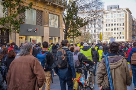 Foto de Toulouse, Francia - Feb. 2020- Procesión de manifestantes marchando contra la reforma de pensiones y la política social de Emmanuel Macron, y tomando las calles en Wilson Square con manifestantes de todas las edades - Imagen libre de derechos