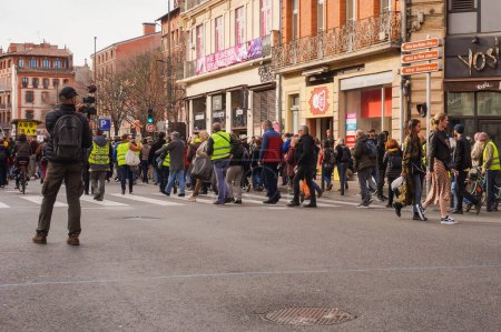 Foto de Toulouse, Francia - Feb. 2020- Procesión de manifestantes marchando contra la reforma de pensiones y la política social de Emmanuel Macron, y tomando las calles en Wilson Square con manifestantes de todas las edades - Imagen libre de derechos