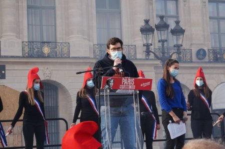 Foto de París, Francia - 10 de octubre de 2020 - Discurso de Albric Dumont, el joven vicepresidente de La Manif Pour Tous, en una manifestación en defensa de la familia y contra la esclavitud moderna y el MAP huérfano - Imagen libre de derechos