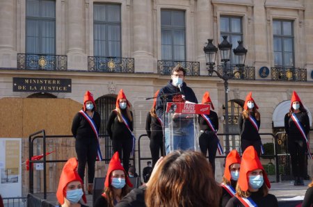 Foto de París, Francia - 10 de octubre de 2020 - Discurso de Albric Dumont, el joven vicepresidente de La Manif Pour Tous, en una manifestación en defensa de la familia y contra la esclavitud moderna y el MAP huérfano - Imagen libre de derechos